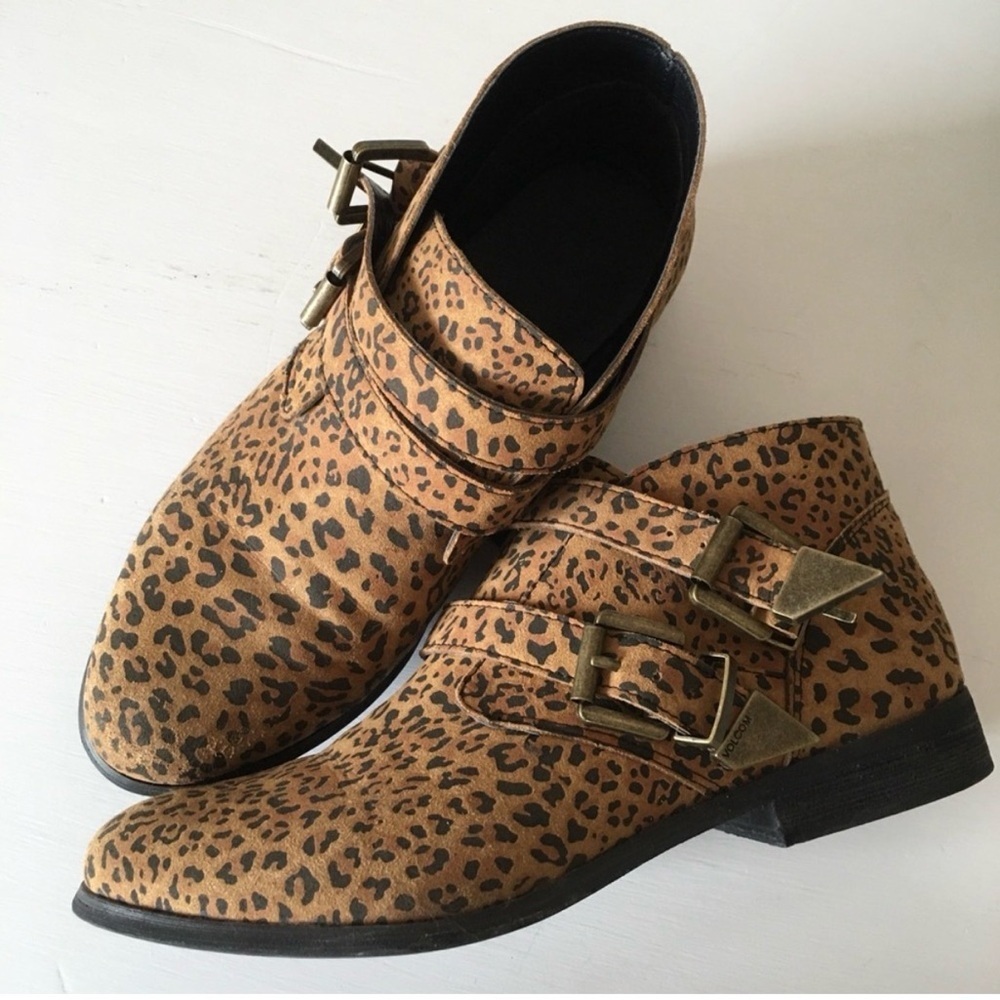 NEW NIB Size 10 Leopard Boots VOLCOM Chic Buckle Ankle Booties Cheetah